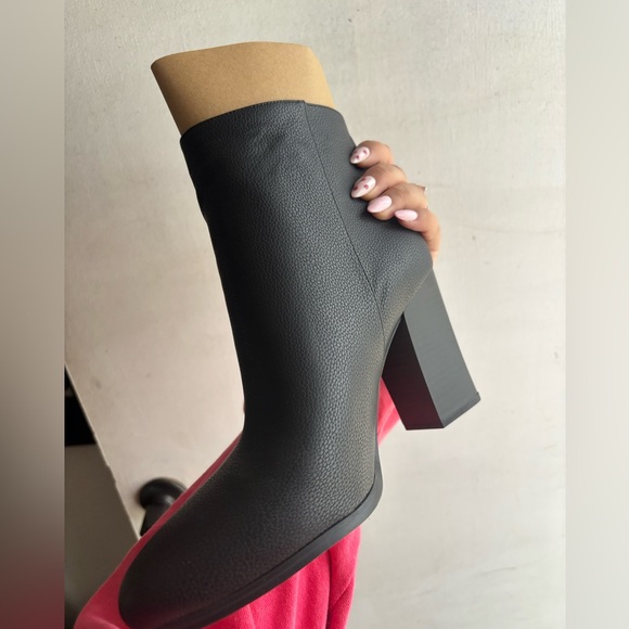 BRAND NEW! MK Michael Kors Britt Heeled Bootie Tumbled Faux Leather Black Boots - Picture 3 of 4